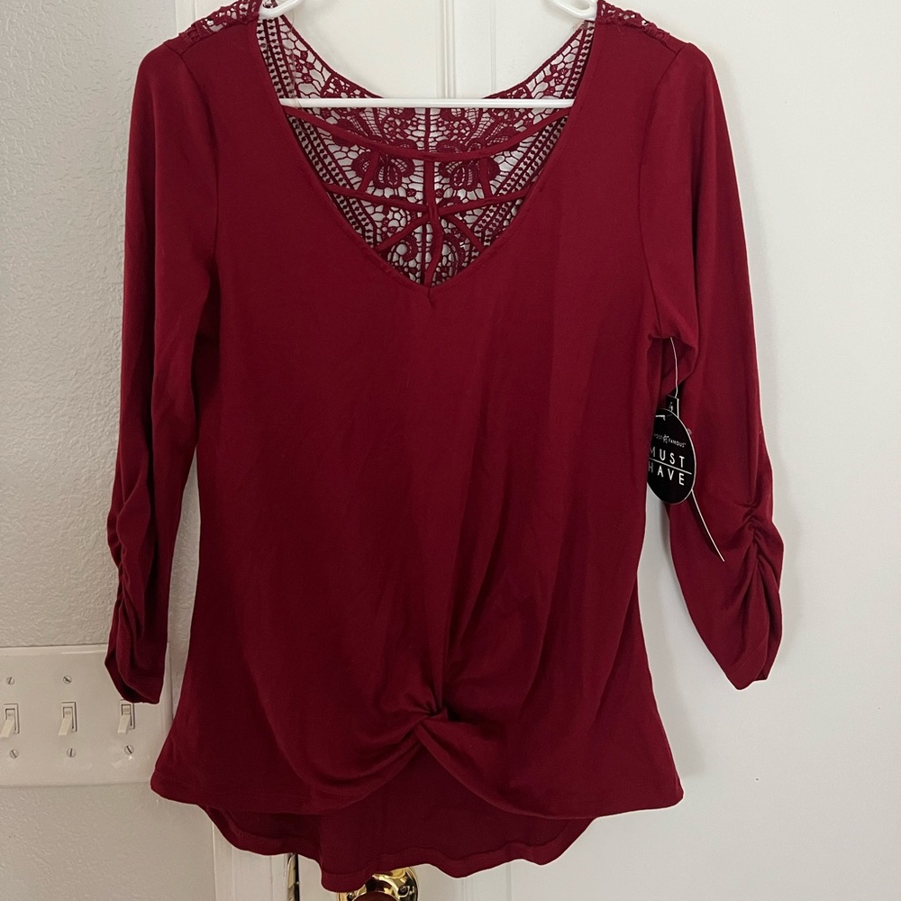 Quarter sleeve shirt.